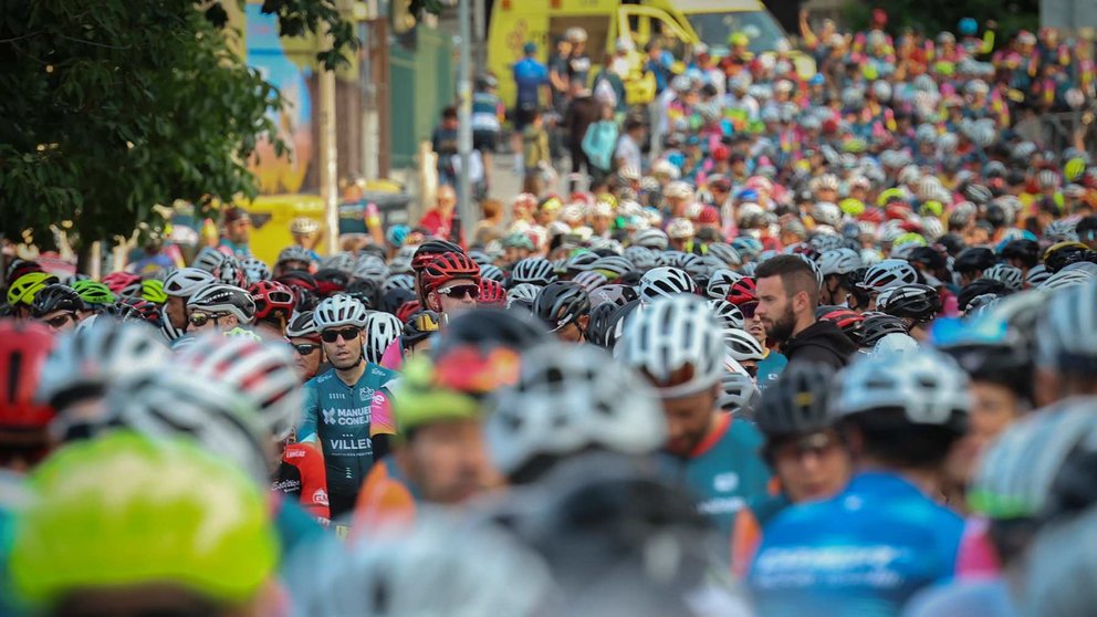 Milquinientos ciclistas esperan a que de comienzo "La Induráin", una prueba cicloturista que tiene cada año como protagonista indiscutible al pentacampeón del Tour de Francia, Miguel indurain, en su localidad natal de Villava (Navarra). EFE/Villar López