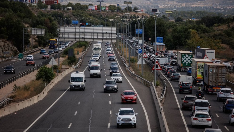 Imagen de archivo de una autopista en una operación salida con decenas de coche en la carretera. ALEJANDRO MARTÍNEZ / EUROPA PRESS