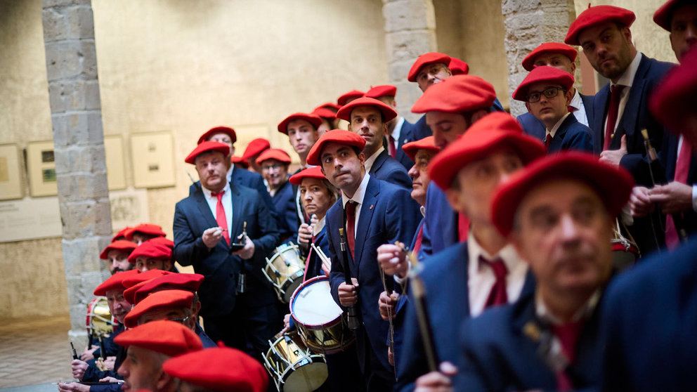 Medio centenar de músicos de las cinco merindades de Navarra abren los actos del centenario del Gran concurso de dulzaineros de 1924. PABLO LASAOSA