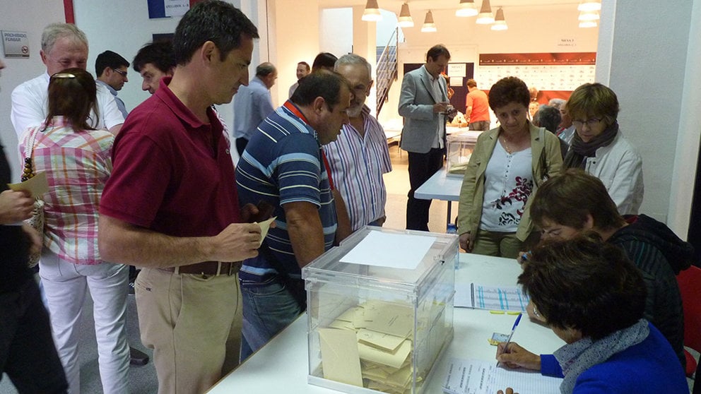 Los socios de Osasuna votan en las mesas colocadas en el El Sadar. Navarra.com