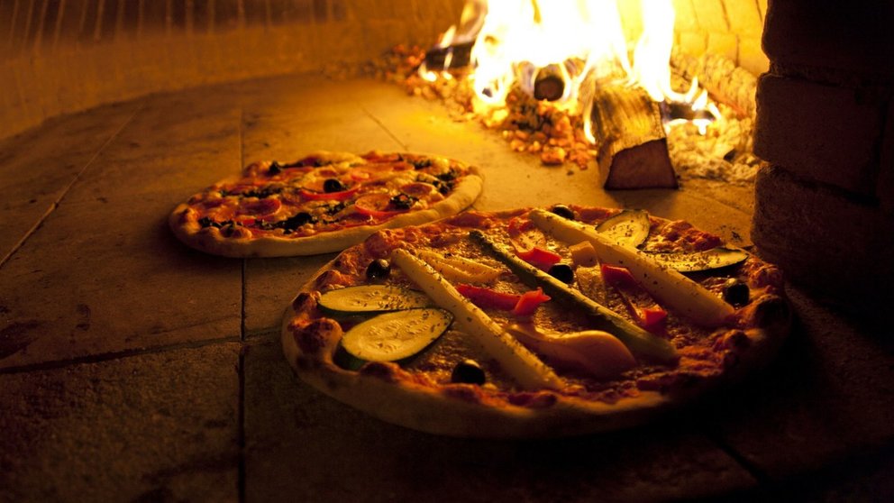 Imagen de archivo de unas pizzas en un horno de leña. ARCHIVO