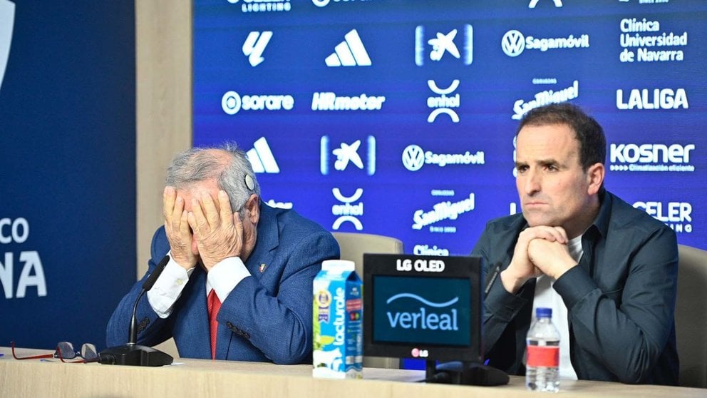 Jagoba Arrasate anuncia su despedida de Osasuna, acompañado del presidente de Osasuna, Luis Sabalza, y el director deportivo, Braulio Vázquez. PABLO LASAOSA