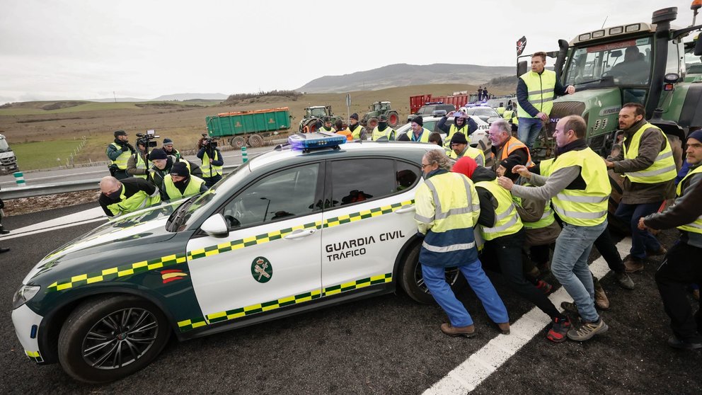 Imagen de archivo de los tractoristas zarandeando un coche de la Guardia Civil en unas movilizaciones en la Autovía del Camino de Santiago. JESÚS DIGES / EFE