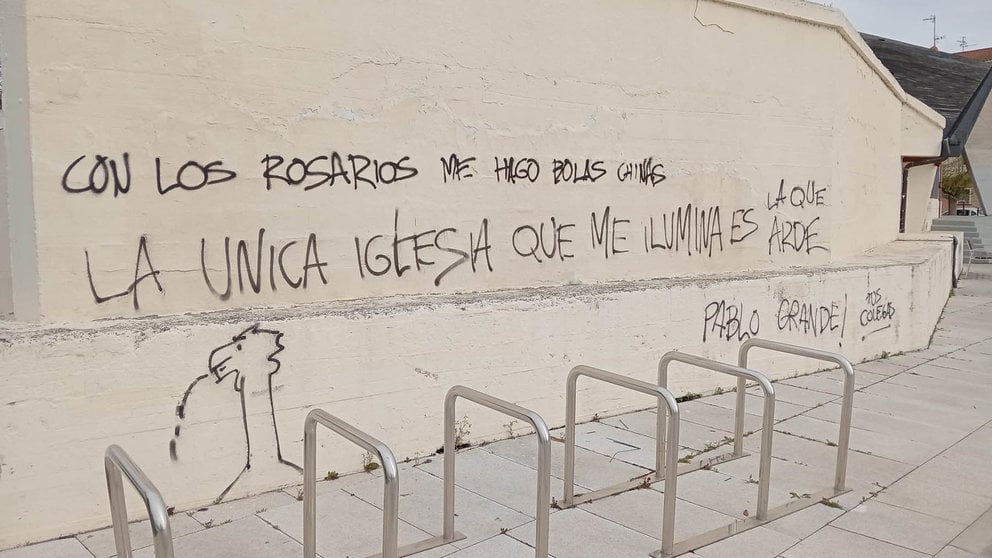 Mensajes blasfemos y de odio en la Parroquia de Santiago de la Chantrea en Pamplona. VOX NAVARRA